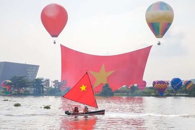 Thành quả của đổi mới đã đưa đất nước ta lớn mạnh từng ngày. (Ảnh: HOÀNG TRIỀU)