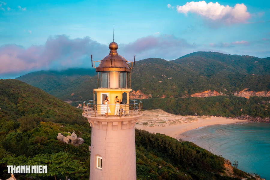 Nhiều du khách chọn Mũi Điện cho chuyến khám phá của mình. Ảnh: Bùi Văn Hải