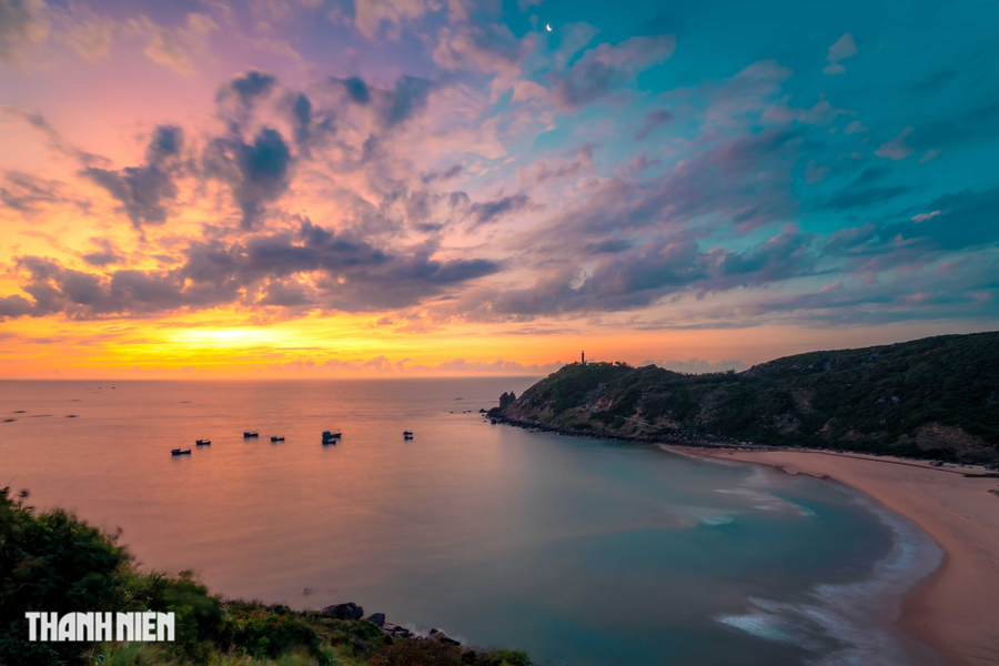 Nơi đây cùng với mũi Đôi (Vạn Ninh, Khánh Hòa) là hai địa điểm đón bình minh đầu tiên trên đất liền của lãnh thổ Việt Nam. Ảnh: Bùi Văn Hải
