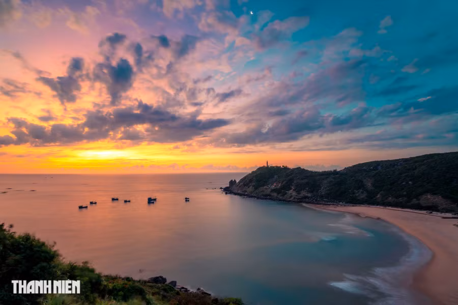 Nơi đây cùng với mũi Đôi (Vạn Ninh, Khánh Hòa) là hai địa điểm đón bình minh đầu tiên trên đất liền của lãnh thổ Việt Nam. Ảnh: Bùi Văn Hải