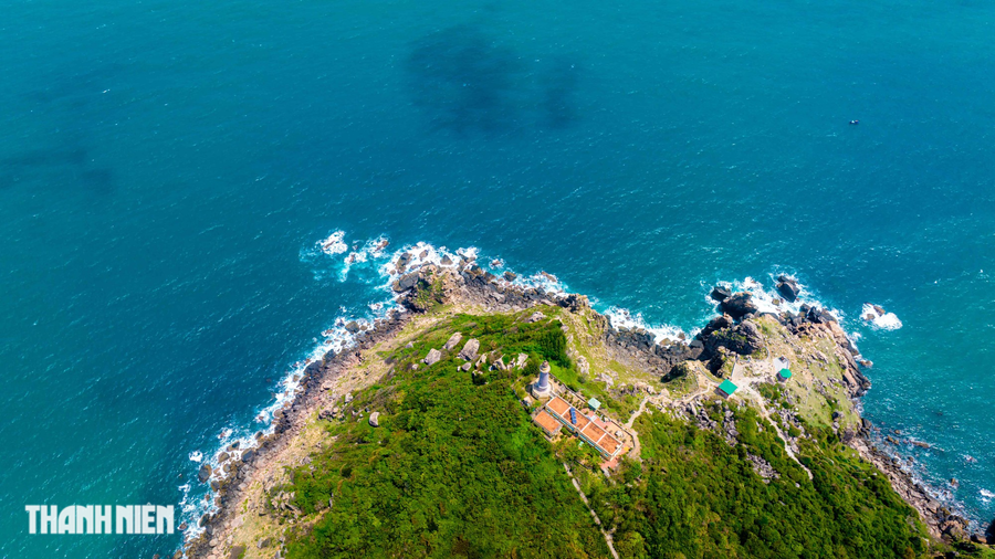 Tại nơi này có ngọn hải đăng cổ nằm ở Mũi Điện - một mũi đất nhô ra biển từ một nhánh của dãy Trường Sơn. Ảnh: Bùi Văn Hải