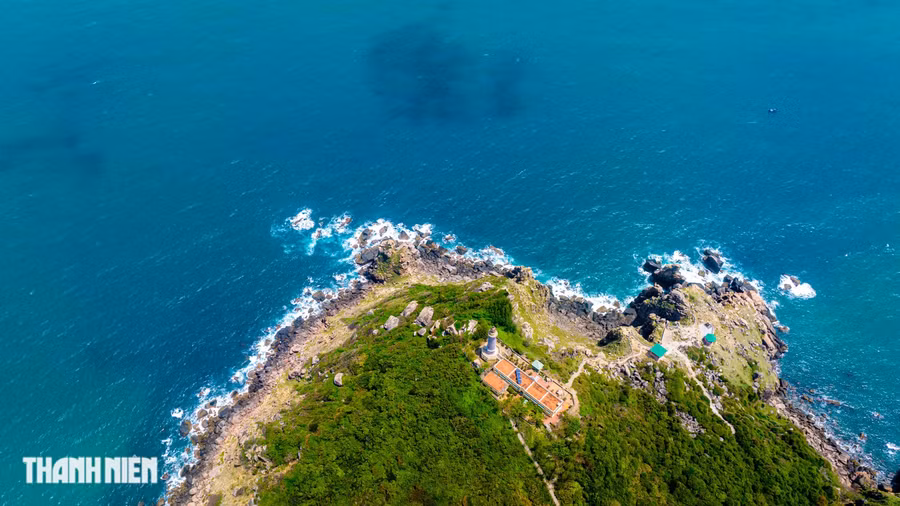 Tại nơi này có ngọn hải đăng cổ nằm ở Mũi Điện - một mũi đất nhô ra biển từ một nhánh của dãy Trường Sơn. Ảnh: Bùi Văn Hải