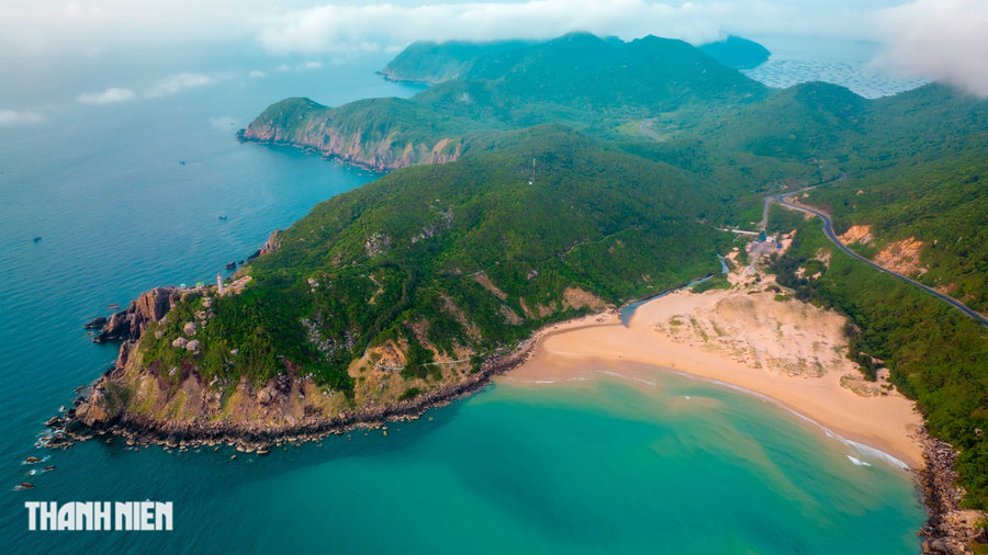 Một góc nhìn khác của Mũi Điện với bãi cát vàng óng có tên bãi Môn. Ảnh: Bùi Văn Hải