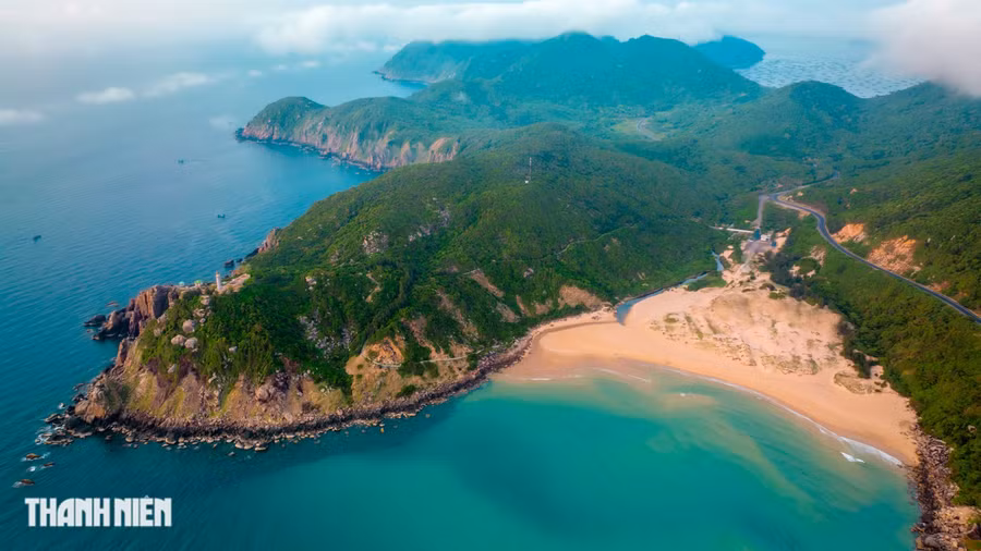 Một góc nhìn khác của Mũi Điện với bãi cát vàng óng có tên bãi Môn. Ảnh: Bùi Văn Hải