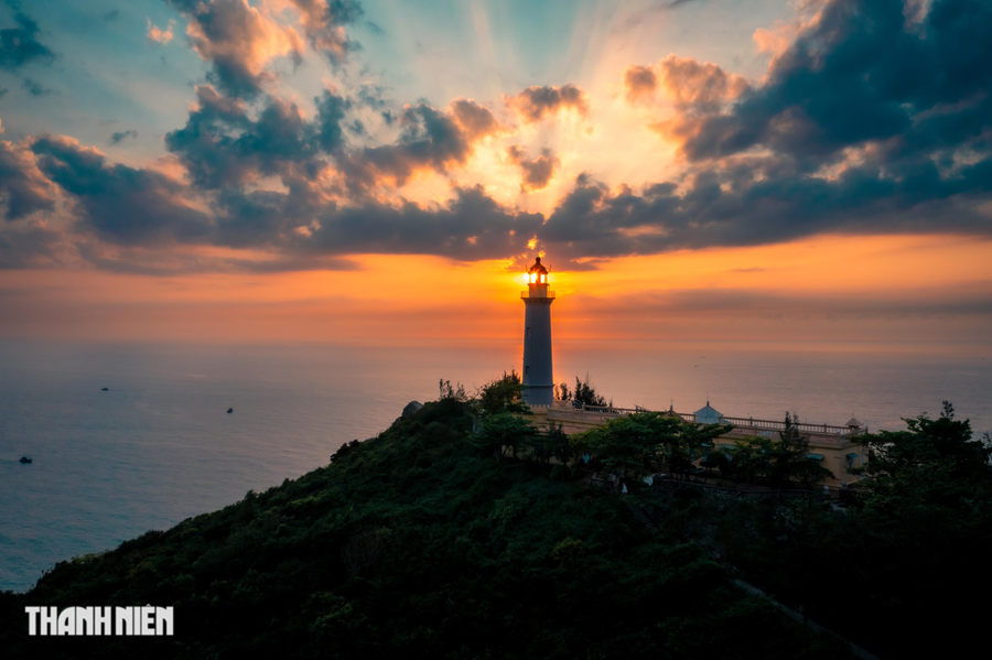 Mặt trời ban sớm treo ngang ngọn hải đăng tạo nên bức ảnh đẹp ngất ngây, thu hút nhiều bạn trẻ về đây đón những tia nắng đầu tiên nơi cực đông đất nước ở vùng đất Phú Yên, chụp hình, “check-in” ngắm cảnh mỗi ngày. Hải đăng được xây dựng và đưa vào hoạt động từ thế kỷ 19 bởi người Phá. Ảnh: Bùi Văn Hải