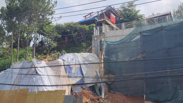 Khu vực có nguy cơ bị sạt trượt tại công trình xây dựng trên đường Khe Sanh. Ảnh: LÂM VIÊN