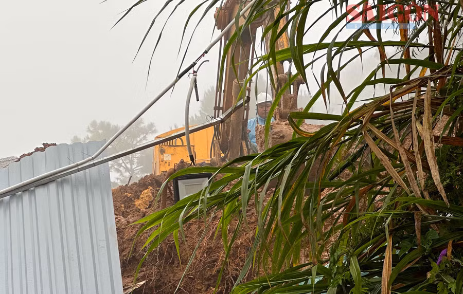 Máy móc được huy động giảm tải bờ trên taluy. Ảnh: ĐOÀN KIÊN