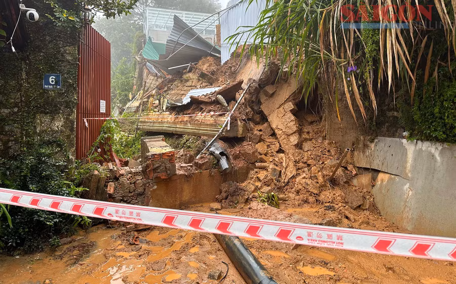 Hiện trường xảy ra vụ việc, đất đá chắn hoàn toàn lối đi. Ảnh: ĐOÀN KIÊN