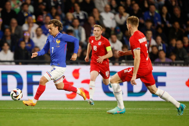 Antoine Griezmann dốc bóng bên hành lang phải tuyển Pháp Antoine Griezmann dốc bóng bên hành lang phải tuyển Pháp