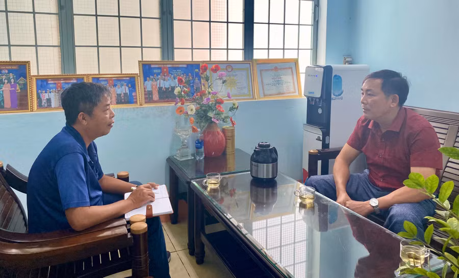 Ông Nguyễn Đình Thức (bìa phải)-Trưởng phòng GD-ĐT TP. Pleiku trao đổi với P.V. Ảnh: T.S