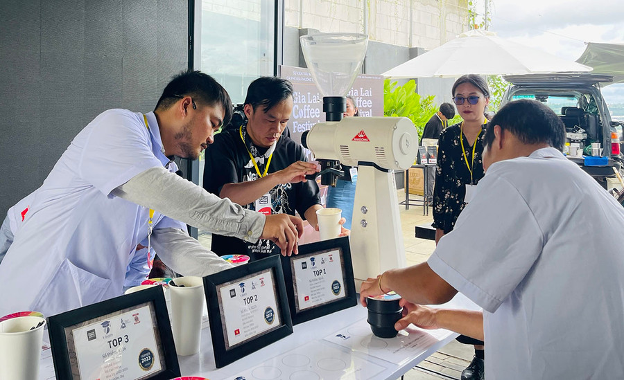 Du khách trải nghiệm các phương thức rang xay và pha chế cà phê. Ảnh: Trần Dung Du khách trải nghiệm các phương thức rang xay và pha chế cà phê. Ảnh: Trần Dung