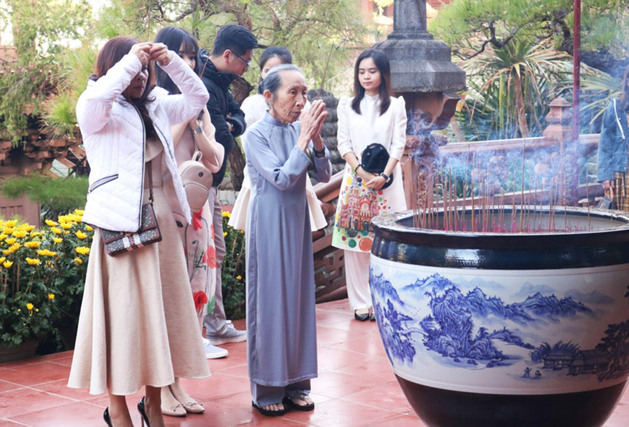 Thủ tướng yêu cầu bảo đảm nếp sống văn minh, an toàn, tiết kiệm trong các hoạt động tín ngưỡng, tôn giáo dịp Tết Nguyên đán Giáp Thìn và Lễ hội Xuân 2024. Ảnh: Ngọc Sang Thủ tướng yêu cầu bảo đảm nếp sống văn minh, an toàn, tiết kiệm trong các hoạt động tín ngưỡng, tôn giáo dịp Tết Nguyên đán Giáp Thìn và Lễ hội Xuân 2024. Ảnh: Ngọc Sang