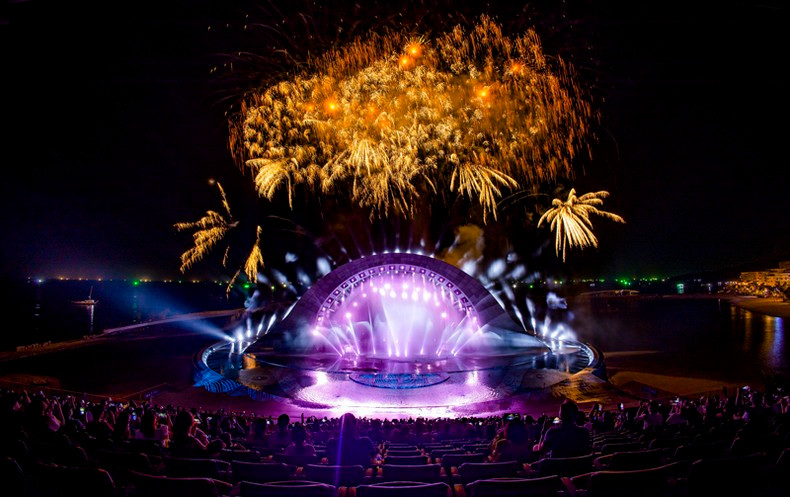 Pháo hoa tại show diễn Kiss The Stars, thị trấn Hoàng Hôn. Pháo hoa tại show diễn Kiss The Stars, thị trấn Hoàng Hôn.