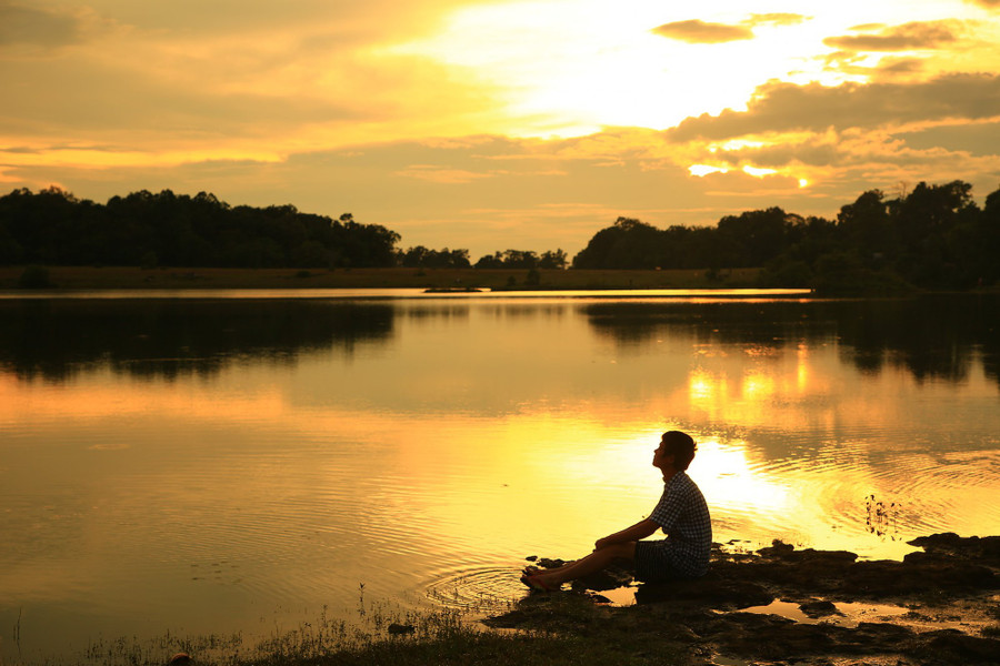 Đón hoàng hôn bên hồ thủy điện Thác Mơ. Ảnh: Thanh Tuấn