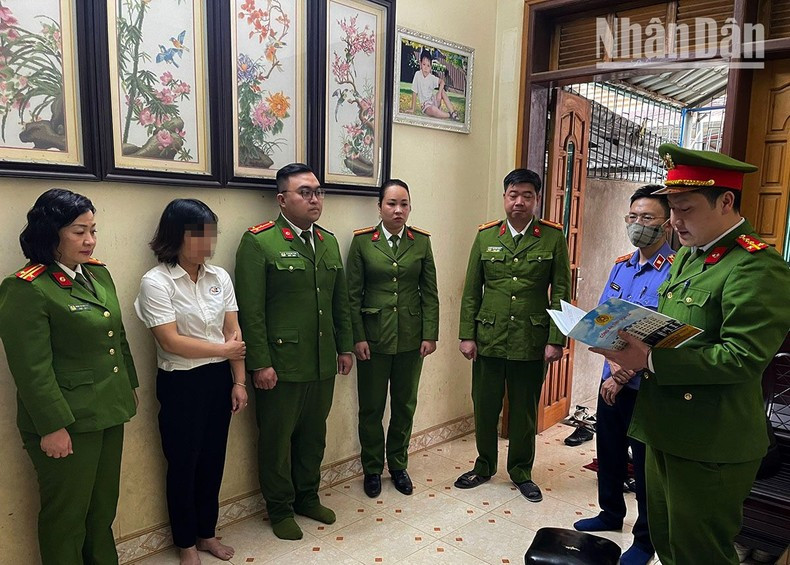 Cơ quan cảnh sát điều tra đọc lệnh khởi tố bị can Vi Thị Hằng. Cơ quan cảnh sát điều tra đọc lệnh khởi tố bị can Vi Thị Hằng.