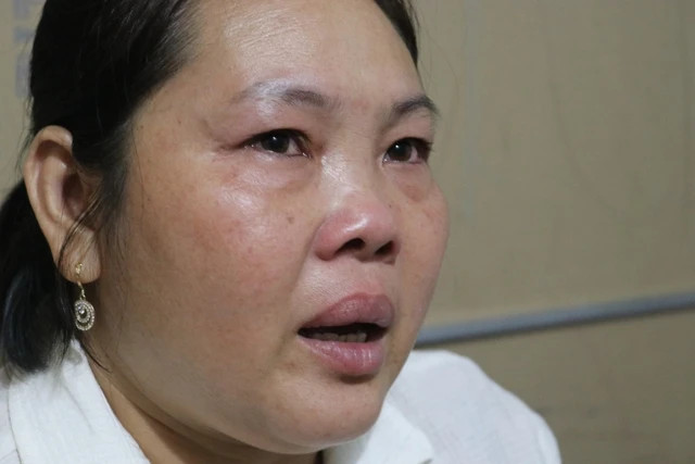 Bà Liên nghẹn ngào khi kể về hành trình chữa bệnh cho cháu nội. Ảnh: UYỂN NHI