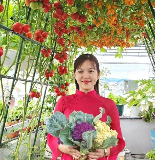 Chị Luy với khu vườn sân thượng của mình. Ảnh NVCC