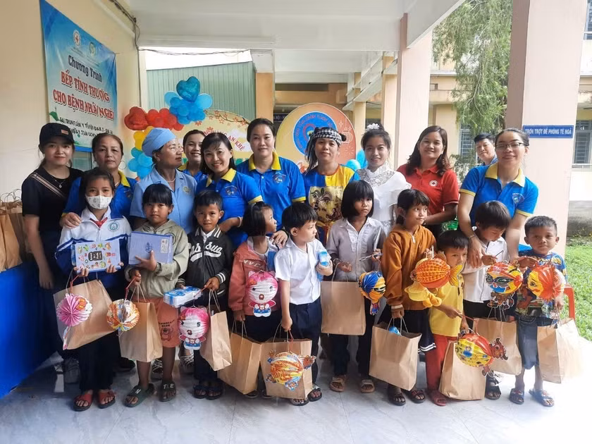 Tặng quà Trung thu năm 2023 cho các bệnh nhi đang điều trị bệnh tại Trung tâm Y tế huyện Đak Pơ. Ảnh: Hồng Ngọc
