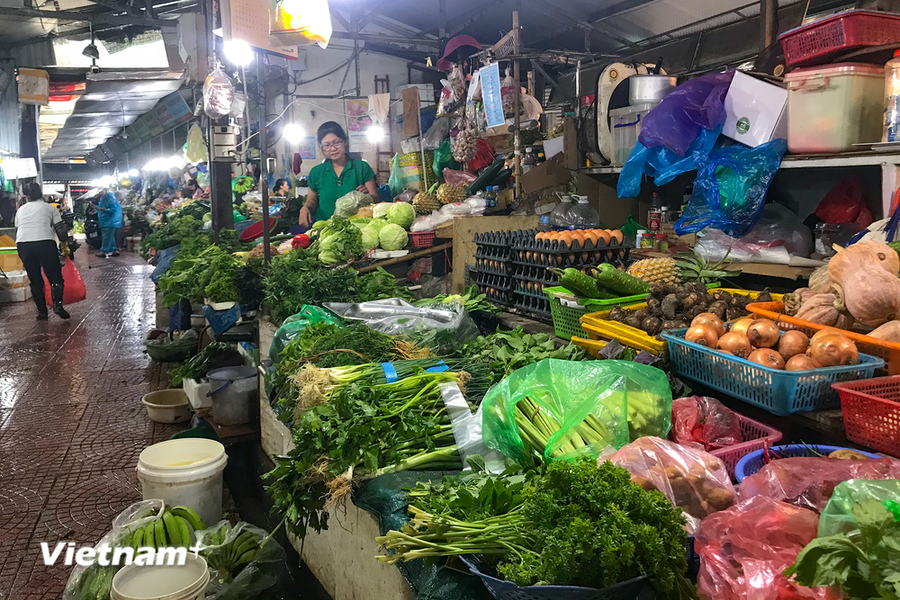 Giá rau xanh, đặc biệt là các loại rau ăn lá "leo" cao tại các chợ truyền thống Hà Nội sau ảnh hưởng của bão. (Ảnh: Việt Anh/Vietnam+) Giá rau xanh, đặc biệt là các loại rau ăn lá "leo" cao tại các chợ truyền thống Hà Nội sau ảnh hưởng của bão. (Ảnh: Việt Anh/Vietnam+)