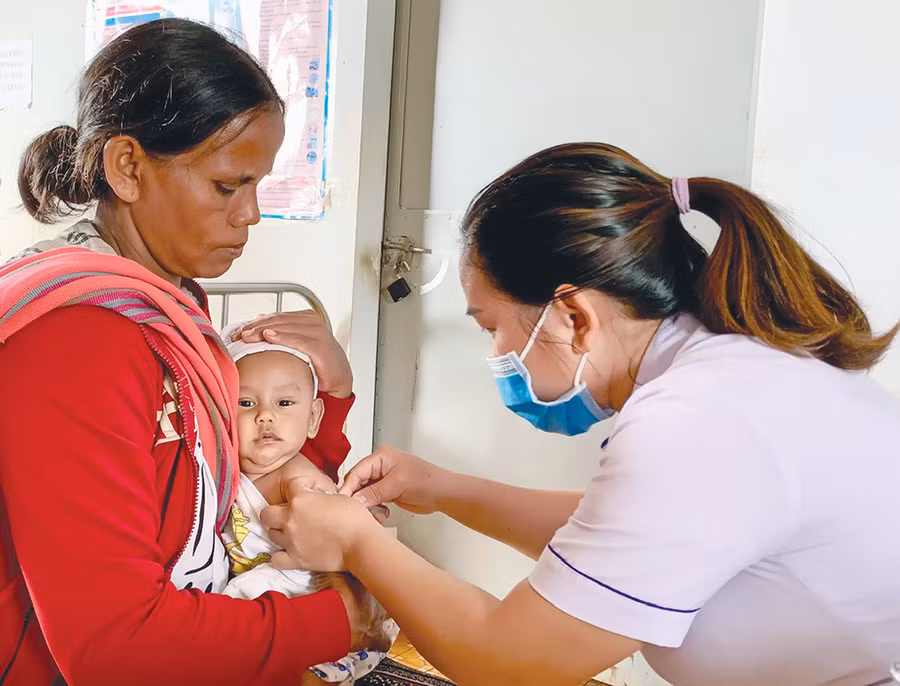 Các đơn vị y tế tuyến xã tổ chức tiêm chủng lưu động giúp trẻ em ở các thôn, làng được tiêm đầy đủ. Ảnh: N.N