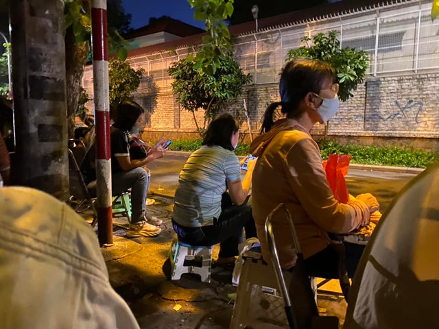 Phụ huynh ngồi chờ từ sáng sớm. Ảnh: Phụ huynh cung cấp Phụ huynh ngồi chờ từ sáng sớm. Ảnh: Phụ huynh cung cấp