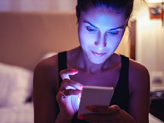 Dùng các thiết bị điện tử trong thời gian dài sẽ khiến mắt dễ bị khô và mỏi