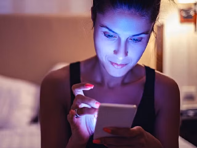 Dùng các thiết bị điện tử trong thời gian dài sẽ khiến mắt dễ bị khô và mỏi