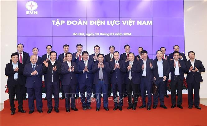 Thủ tướng Phạm Minh Chính với lãnh đạo Tập đoàn Điện lực Việt Nam (EVN). Ảnh: Dương Giang/TTXVN Thủ tướng Phạm Minh Chính với lãnh đạo Tập đoàn Điện lực Việt Nam (EVN). Ảnh: Dương Giang/TTXVN