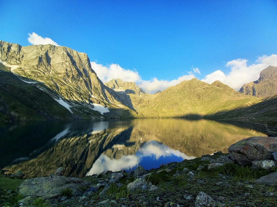 Hành trình KGL xuất phát từ Sonarmag, đi qua 3 đỉnh đèo lớn là Nichnai (4080m), Gadsar (4180m), Zajibal (4080m) cùng rất nhiều sông hồ có nguồn nước đều từ băng trên núi tan chảy xuống và kết thúc tại làng Naranag. Mỗi ngày thức dậy sẽ mở ra trước mắt bạn một bức tranh 360 độ với những ngọn núi hoang sơ, đồng cỏ xanh mướt và vô số hồ nước màu ngọc lam cuốn hút đến lặng người.