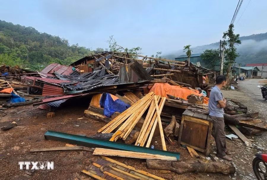 Một nhà dân ở huyện Bảo Lạc, tỉnh Cao Bằng, bị sập đổ hoàn toàn sau trận dông lốc. (Ảnh: TTXVN phát)