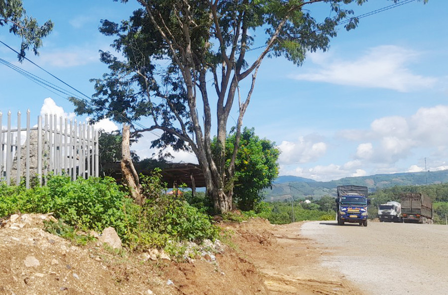 Bia chiến bại được vây trong lồng sắt đang đứng trước nguy cơ biến mất. Ảnh: Trần Đình Luân Bia chiến bại được vây trong lồng sắt đang đứng trước nguy cơ biến mất. Ảnh: Trần Đình Luân