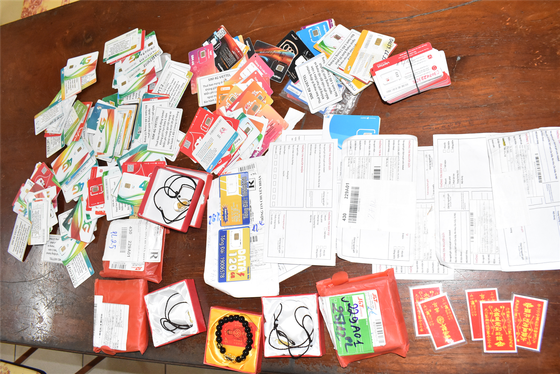 Tang vật thu giữ từ ổ nhóm lừa đảo qua mạng viễn thông.