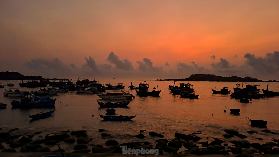 Hàng ngày, khi thủy triều xuống, những thảm rêu xanh bắt đầu lộ ra. Theo người dân địa phương, thời điểm đẹp nhất để tận hưởng khoảnh khắc này là sáng sớm, lúc mặt trời ló dạng, thủy triều rút. Ảnh: Trương Định Hàng ngày, khi thủy triều xuống, những thảm rêu xanh bắt đầu lộ ra. Theo người dân địa phương, thời điểm đẹp nhất để tận hưởng khoảnh khắc này là sáng sớm, lúc mặt trời ló dạng, thủy triều rút. Ảnh: Trương Định