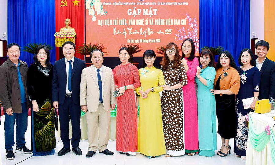 Lãnh đạo tỉnh chụp ảnh lưu niệm cùng đại diện trí thức, văn nghệ sĩ và đội ngũ người làm báo tại buổi gặp mặt. Ảnh: Đức Thụy Lãnh đạo tỉnh chụp ảnh lưu niệm cùng đại diện trí thức, văn nghệ sĩ và đội ngũ người làm báo tại buổi gặp mặt. Ảnh: Đức Thụy