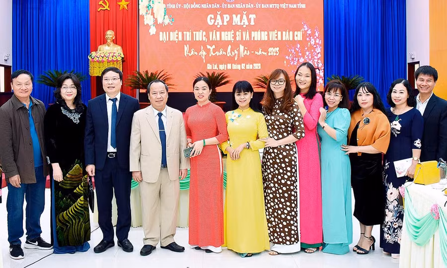 Lãnh đạo tỉnh chụp ảnh lưu niệm cùng đại diện trí thức, văn nghệ sĩ và đội ngũ người làm báo tại buổi gặp mặt. Ảnh: Đức Thụy