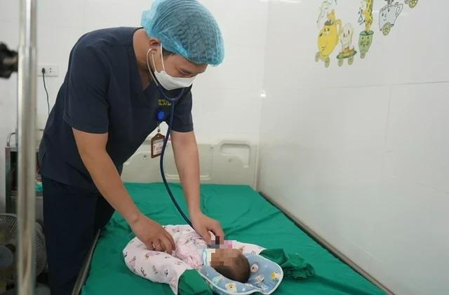 Bé trai đã được cứu sống. Ảnh CTV