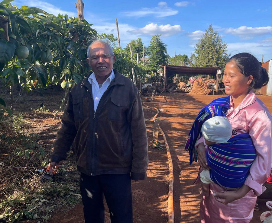 Già Her trò chuyện cùng người dân trong làng. Ảnh: Anh Huy