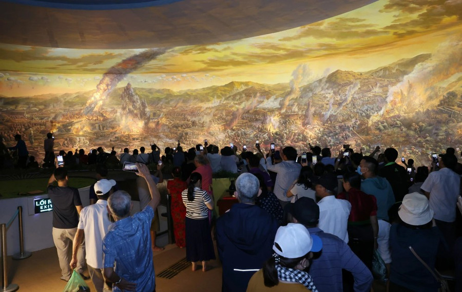 Du khách tham quan Bảo tàng Chiến thắng lịch sử Điện Biên Phủ trong ngày 6-5.