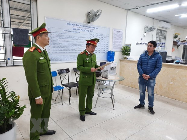 Cơ quan cảnh sát điều tra, Công an tỉnh Hải Dương đọc lệnh khám xét Trung tâm đăng kiểm xe cơ giới 34-05D. (Ảnh: TTXVN phát)