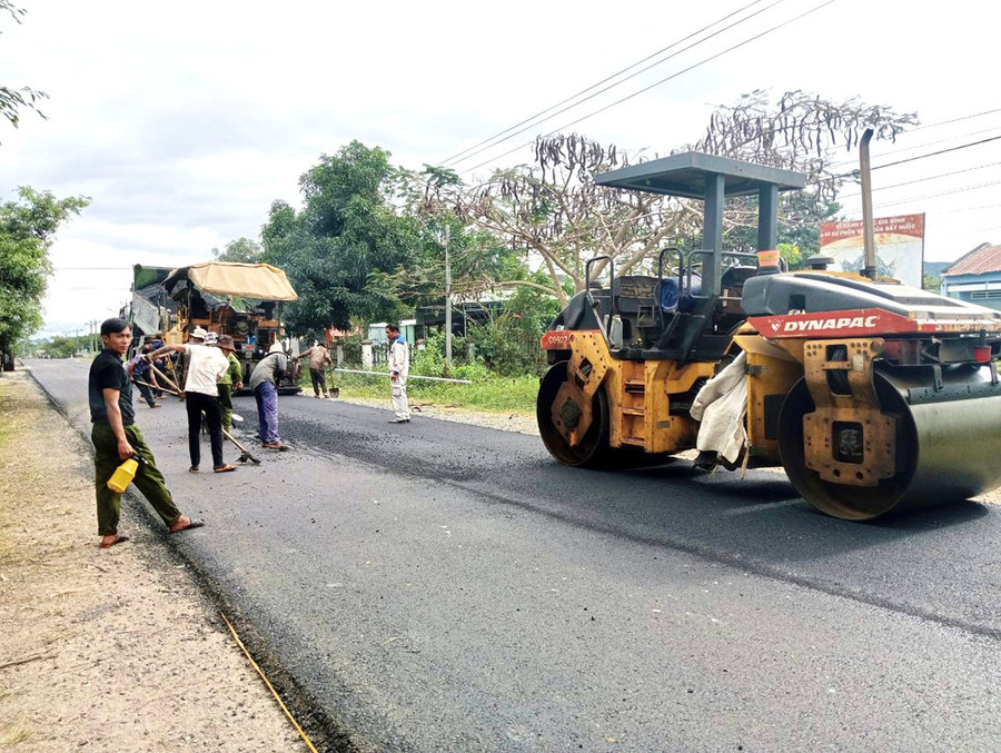 Đơn vị thi công thảm nhựa mặt đường Trường Sơn Đông-đoạn qua địa bàn xã Chư Drăng, huyện Krông Pa. Ảnh: M.P Đơn vị thi công thảm nhựa mặt đường Trường Sơn Đông-đoạn qua địa bàn xã Chư Drăng, huyện Krông Pa. Ảnh: M.P