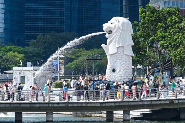 Đông đúc khách du lịch tụ tập chụp ảnh ở tượng Merlion Đông đúc khách du lịch tụ tập chụp ảnh ở tượng Merlion