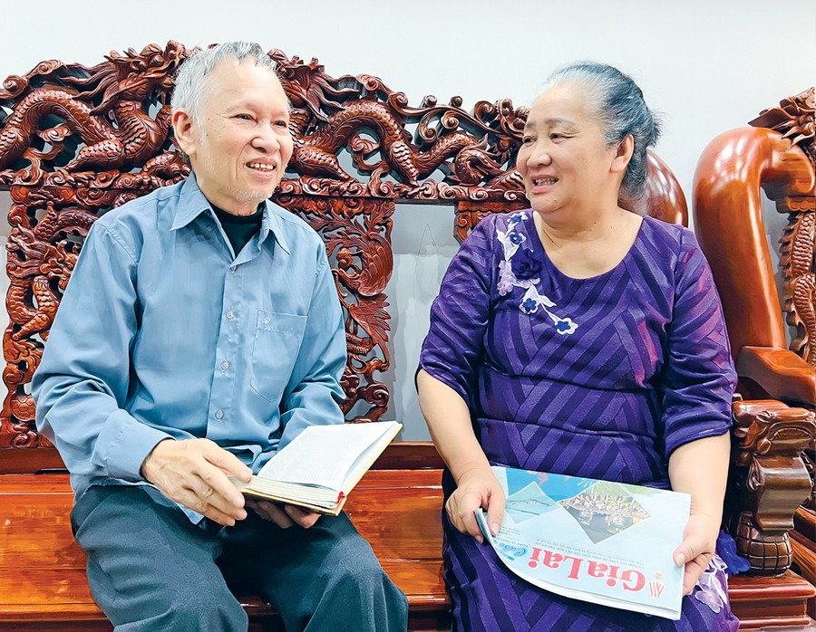 Niềm vui đời thường của vợ chồng ông Lê Đăng Tấm. Ảnh: Phan Lài