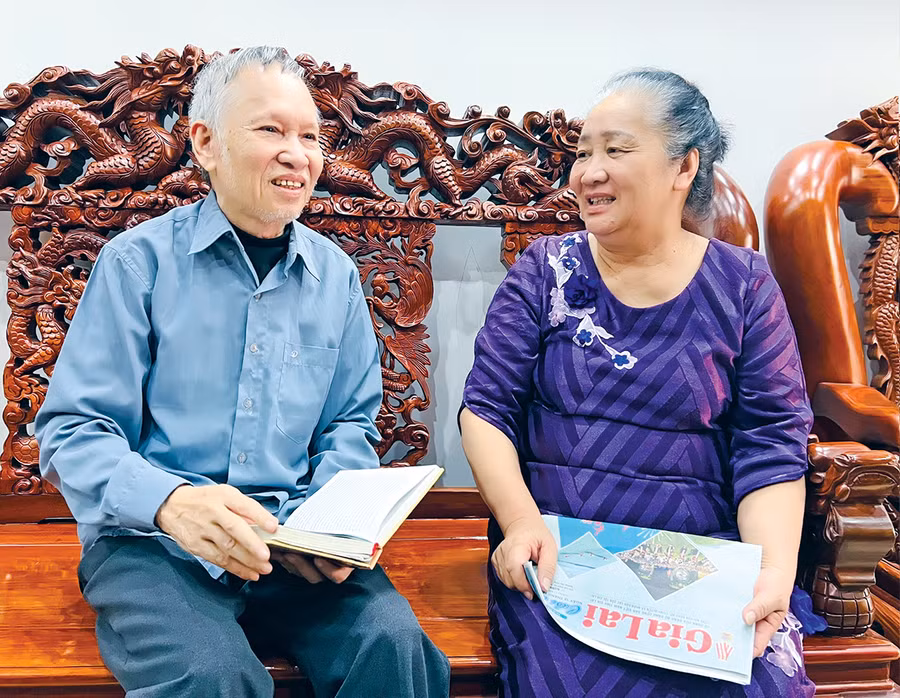 Niềm vui đời thường của vợ chồng ông Lê Đăng Tấm. Ảnh: Phan Lài