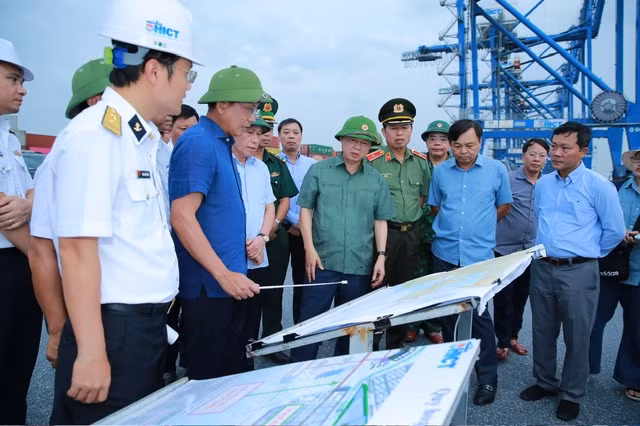 Phó Thủ tướng Trần Hồng Hà kiểm tra công tác phòng chống bão tại Cảng Lạch Huyện (TP Hải Phòng) vào chiều 6-9. Ảnh: VGP