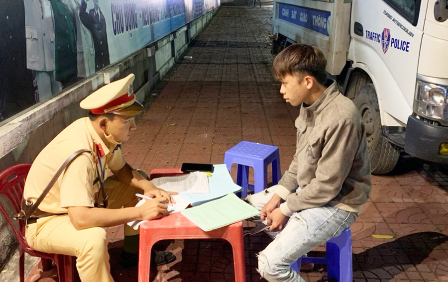 Lực lượng CSGT Công an thị xã An Khê lập biên bản với các trường hợp vi phạm Luật Giao thông đường bộ. Ảnh: L.A