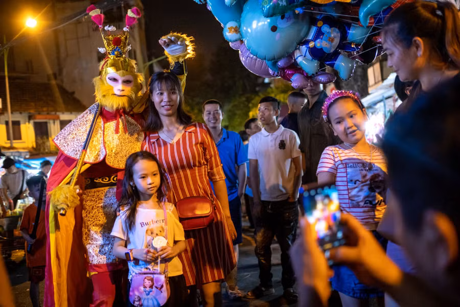 Việt Nam đón Tết Trung thu khác các nước như thế nào? - Ảnh 7. Người dân chụp ảnh cùng Tôn Ngộ Không trên đường phố Hà Nội. Ảnh: LINH PHAM/TIME