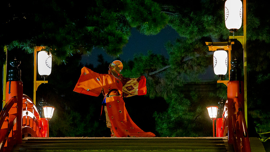 Việt Nam đón Tết Trung thu khác các nước như thế nào? - Ảnh 5. Vũ công ở Osaka, Nhật Bản, biểu diễn trong nghi lễ ngắm trăng Sumiyoshi, được tổ chức vào dịp trung thu hàng năm. Ảnh: TIME