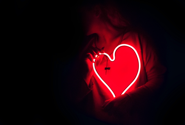 Hàm lượng kali trong chanh có thể giúp giảm huyết áp và các chất chống oxy hóa có thể làm giảm nguy cơ mắc bệnh tim bằng cách ngăn ngừa tổn thương oxy hóa động mạch. Ảnh: SHUTTERSTOCK