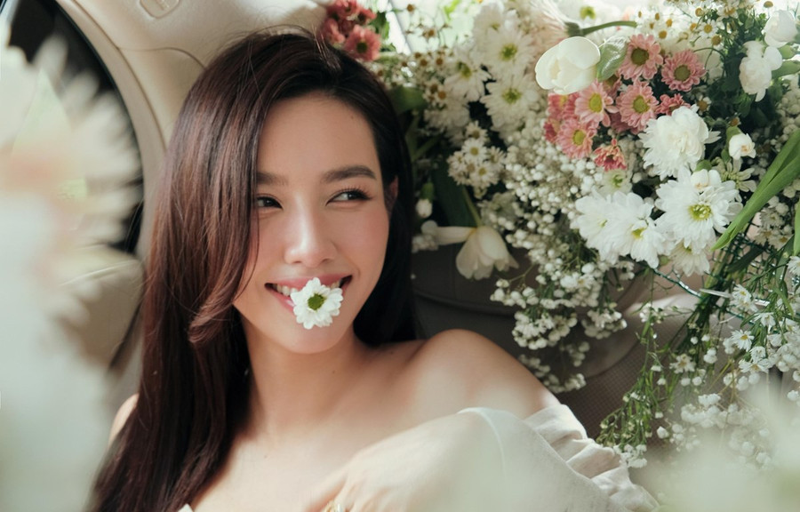 Thay vì trang điểm cầu kỳ, hoa hậu sinh năm 1998 chọn trở về với nét nhẹ nhàng để tôn lên vẻ đẹp trong trẻo. (Ảnh: Vietnam+)