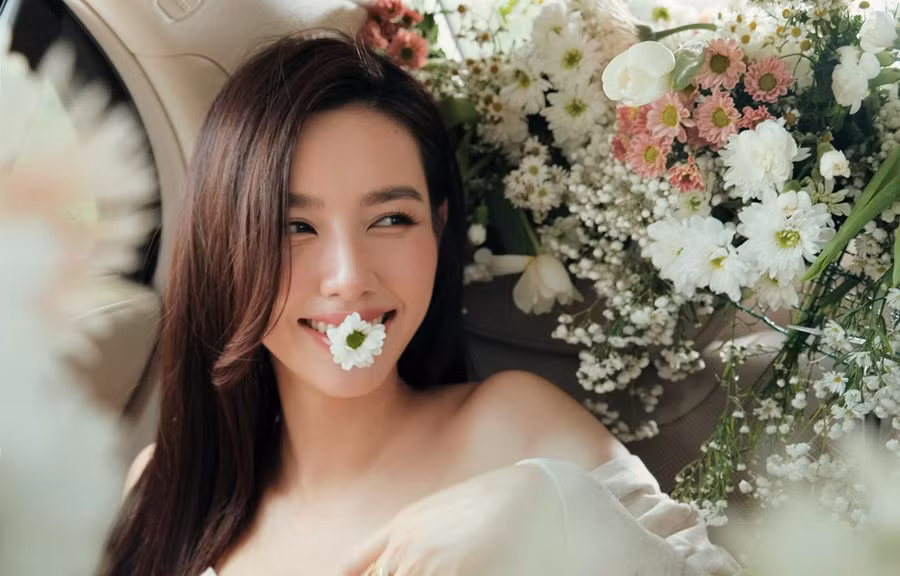 Thay vì trang điểm cầu kỳ, hoa hậu sinh năm 1998 chọn trở về với nét nhẹ nhàng để tôn lên vẻ đẹp trong trẻo. (Ảnh: Vietnam+)